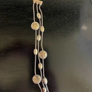 Bracelet with magnetic clasp